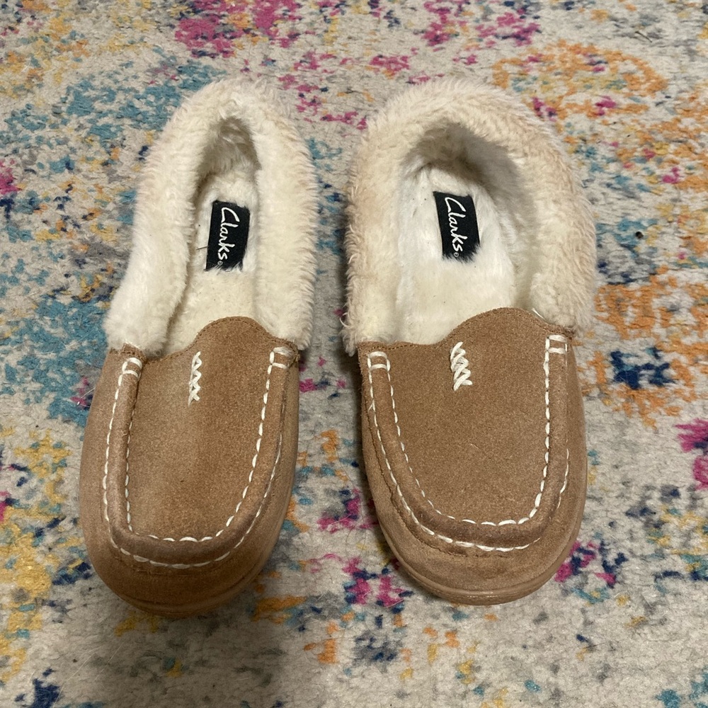 Clarks Tan Moccasin Slippers Sz 8